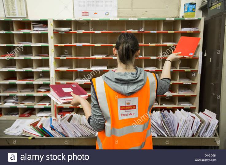 191212-sarah-ugarte-royal-mail-staff-at-the-penarth-road-sorting-office-d1gd9k